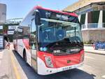 Castrosua Magnus E wartet hier beim Einkaufszentrum La Zenia Boulevard in Orihuela Costa als Pendelbus nach Orihuela am 25.05.2024.