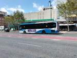 Castrosua Magnus E, Avanza Benidorm, Wagen 0944, unterwegs in der Avenida Jaume I als Linie 03 in Benidorm am 20.08.2024.