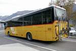 Heckansicht des Iveco Crossway '10953' der PostAuto Regie Aeschi am 30.10.22 beim Bahnhof Interlaken Ost.