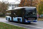 IVECO Crossway LE vom Busbetrieb Anger, unterwegs als BER2 Airport Shuttle, Richtung Flughafen-BER.