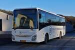 SB 8008, IVECO Crossway, von Voyages Schiltz, stand am Bahnhof in Wilwerwiltz.