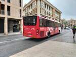 Mercedes-Benz Intouro III M, Vectalia Alicante, Wagen 1332, verlässt die Haltestelle Museo Arqueologico als Linie 258 in Elche am 07.10.2024