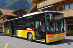 Setra Bus der Post, auf der Linie 151, bedient am 12.08.2023 die Haltestelle Rössliplatz in Brienz.