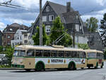 Der 1959 gebaute Uerdingen/Henschel ÜH IIIs Oberleitungsbus hat 28 Sitzplätze und ist hier zusammen mit dem mit 23 Sitzplätzen ausgestatteten Anhänger Orion WH112 aus dem Jahr 1956 zu sehen. (Solingen, Juli 2024)