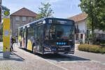 MAN New Lions City EfficientHybrid (UL-AA 9386) als Linie 21 im Bodensee-Oberschwaben Verkehrsverbund an der Hst. Scheidegg Zentrum. Aufgenommen 26.6.2024.