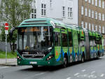 Ein Volvo 7900 als Hybrid-Gelenkbus der Aktiv Bus GmbH, so gesehen im Juni 2024 in der Flensburger Innenstadt.