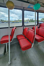 Einige rote Sitzbänke im 1969 gebauten TS1, so gesehen Anfang Juli 2024 im Obus Museum Solingen.