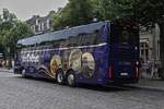 2-FAY-724, Van Hool Astron, von le Colnet Reisen aus Belgien, hält an einer Bushaltestelle in Maastricht um die Reisegesellschaft einsteigen zu lassen. 07.2024