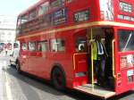 Hier an der Ampel am Piccadilly Circus steht der Typische londoner Doppelstockomnibus.