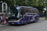 VS 3033, Setra S 511HD, von Autobus Stephany, holt seine Fahrgäste an einer Bushaltestelle in Maastricht ab.