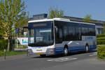 AM 5556, MAN Lion’s City von Autocars Meyers, verlässt die Umsteige Bushaltestelle Hosingen „Parc Housen“ in Richtung Kautenbach Bahnhof.  04.2022