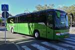 SL 3379, Setra S 416 UL, von Sales Lentz, biegt nahe dem Busbahnhof von Remich auf den Parkplatz ab um seine Reisegruppe aufzunehmen. 09.2023