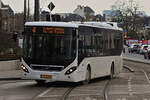 SL 3398, Volvo 8900 von Sales Lentz, fährt über die straßenbahngleise in die Haltestelle Hamilius in der Stadt Luxemburg ein.