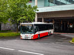 Linz. Das größte Busunternehmen Österreichs ist ebenfalls in der Stadt Linz tätig. Ein Iveco Crossway Dreiachser ist hier am 04.06.2024 in der Bahnhofstraße zu sehen.