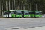 An der Postbus-Verkehrsstelle Stainach abgestellt sind Iveco-Irisbus Crossway (BD-15825, BD-15080, BD-15595, BD-16108). Aufgenommen 10.4.2024.