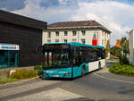 Judenburg. Am 28.8.2024 ist der Postbus-Aichfeldbus 16546 auf der Linie 1 unterwegs gewesen, hier beim Finanzamt Judenburg.