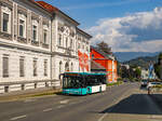 Judenburg. Am 28.8.2024 ist der Postbus-Aichfeldbus 16539 auf der Linie 3 nach Fohnsdorf unterwegs gewesen, hier kurz vor dem Busbahnhof Knittelfeld.