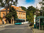 Judenburg. Am 28.8.2024 ist der Postbus-Aichfeldbus 16542 auf der Linie 2 zur Robert-Stolz-Gasse unterwegs gewesen, hier in der Haltestelle Judenburg Finanzamt.