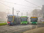 Graz. Ziemlich tief hängt an diesem 1. November 2024 der Nebel über dem Grazer Süden. Nichts desto trotz, herrscht reger Betrieb in der Wendeschleife Zentralfriedhof.