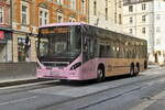 Volvo 8900 von Postbus (BD-16784) als Linie 404 in Innsbruck, Bürgerstraße. Aufgenommen 30.8.2024.