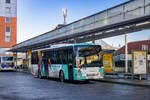 Villach. Am Silvestertag 2024 wünscht selbst der Bus ein Frohes Neues Jahr: Der Postbus BD 16197 ist hier während seiner Pause am Villacher Hauptbahnhof mit der Zielanzeige  Happy New Year  zu sehen.