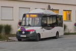 K-Bus E-Solar City XL (basiert auf Mercedes Benz EQV/eVito) von Postbus (BD-1016) als Linie 53 an der Haltestelle St.Johann Postamt (St. Johann im Pongau). Aufgenommen 7.10.2024.