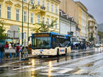 Baden. Ein Citaro K der Wiener Lokalbahn, steht hier am 13.09.2024 bei der Haltestelle Baden Josefsplatz.