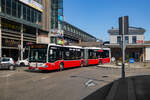 Wien. Vor dem Bahnhof Wien-Liesing, wendet hier am 06.08.2024 der Wagen mit der Nummer 8003 der Wiener Linien, um als Linie 62A nach Meidling aufzubrechen.