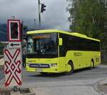 SZ 941 FA, Mercedes Benz Intouro de Zillertalbahn, biegt vom Bahnhof in Ramsau auf die normale Strae ab, um seine Fahrt auf der Linie 8340 fortzusetzen.