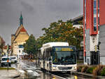 Wiener Neustadt. Die Wiener Neustädter Stadtwerke (WNSKS) besitzen ausschließlich MAN-Busse. Ein Lion's City NL ist hier an diesem verschneiten 13.09.2024 kurz vor dem Bahnhof Wiener Neustadt zu sehen.