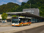 Bruck an der Mur. Wagen 43 der Mürztaler Verkehrsgesellschaft steht hier am 01.09.2024 als Linie 1 im Bahnhof Bruck an der Mur.