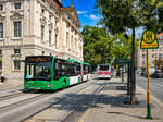 Graz. Wagen 194 der Graz Linien erreicht hier am 18.07.2024 die Haltestelle Kaiser-Josef-Platz als Schienenersatzbus für die Linie 1 nach Jakominiplatz.