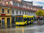 Graz. Wagen 76 der Graz Linien verlässt hier am 28.07.2024 nach einem starken Regenschauer den Jakominiplatz als Linie 67E zur Zanklstraße.