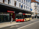 Graz. Am 28.07.2024 fand im Tramway Museum Graz ein Tag der offenen Tür statt. Aufgrund der Bauarbeiten entlang der Linie 1, der Zufahrtstrecke zum Museum, war als historischer Schienenersatzverkehr zwischen Mariatrost und Roseggerhaus der MAN A21 von Omnibus Kraftverkehr (OBK) unterwegs. Der Bus ist hier bei der Endhaltestelle Roseggerhaus zu sehen.