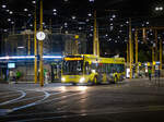 Graz. Wagen 41 der Graz Linien fährt hier in der Nacht vom 03.08. auf den 04.08.2024 über den Grazer Jakominiplatz.