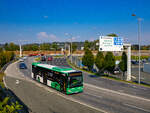 Graz. Die Autobuslinie 72 ist die einzige Stadtbuslinie in Graz, welche über die Autobahn fährt. Auf ihrem Weg von Graz-Liebenau nach Graz-St. Peter nehmen die Busse eine kurze Abkürzung über die Autobahn nach Wien. Wagen 110, welcher am 28.08.2024 auf der Linie eingesetzt wurde, ist hier bei der Autobahn-Abfahrt Ostbahnstraße zu sehen.