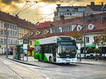 Graz. Wagen 940 der Graz Linien, steht während dem schönen Sonnenuntergang an diesem Abend am Grazer Jakominiplatz.