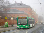 Graz. Ziemlich tief hängt an diesem 1. November 2024 der Nebel über dem Grazer Süden. Nichts desto trotz, bahnt sichWagen 136 der Graz Linien sicher und pünktlich durch das Nebeldickicht am Grazer Zentralfriedhof als Linie E5.