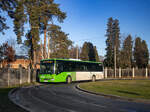 Graz. Ein Iveco Crossway von Postbus wendet hier am sonnigen Morgen des 26.11.2024 in der Schleife Zentralfriedhof.