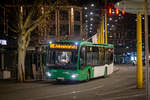 Graz. In der Nacht vom 04.01. auf den 05.01.2025, wartet Wagen 127 der Graz Linien abgestellt am Jakominiplatz als Linie 64E.