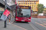 Innsbruck: Wegen Gleisbauarbeiten an der Hst. Hauptbahnhof wurden die Buslinien zur allgemeinen Fahrbahn verlegt. Mercedes-Benz Citaro Facelift der Innsbrucker Verkehrsbetriebe (Bus Nr. 621) als Linie K. Aufgenommen 25.7.2024.