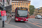 Innsbruck: Wegen Gleisbauarbeiten an der Hst. Hauptbahnhof wurden die Buslinien zur allgemeinen Fahrbahn verlegt. Mercedes-Benz Citaro 2. Generation der Innsbrucker Verkehrsbetriebe (Bus Nr. 451) als Linie F. Aufgenommen 25.7.2024.