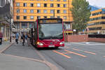 Innsbruck: Wegen Gleisbauarbeiten an der Hst. Hauptbahnhof wurden die Buslinien zur allgemeinen Fahrbahn verlegt. Mercedes-Benz Citaro 2. Generation der Innsbrucker Verkehrsbetriebe (Bus Nr. 453) als Linie R. Aufgenommen 25.7.2024.