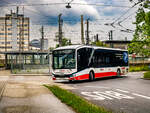 Linz. Erst seit kurzer Zeit, besitzt die Firma Sab tours einige MAN Lions' City 12E. Einer der neuen Busse, ist hier am 04.06.2024 als Linie 601 in der Bahnhofstraße zu sehen.