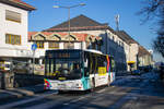 Villach. Der Stadtverkehr in der Stadt Villach nahe der italienischen Grenze, wird vom Busunternehmen Dr. Richard unter dem Namen  BUS:SI  geführt. Der Wagen 8821 ist hier am Silvestertag 2024 als Linie 6 in der Willroiderstraße zu sehen.