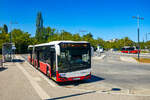 Wien. Das größte österreichische Autobusunternehmen, die ÖBB Postbus AG wird in Kürze alle Stadtbuslinien in Wien abgeben müssen. Das Tochterunternehmen besitzt als letzte Stadtbuslinie noch die Linie 68A & 68B, diese werden in kürze bald an ein anderes Unternehmen vergeben. Der Postbus BD 15710 steht hier am 06.08.2024 als Linie 68B in der Endhaltestelle Oberlaa Ⓤ und wird in wenigen Minuten in Fahrtrichtung Reumannplatz Ⓤ abfahren.