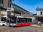 Wien. Im Wiener Auftragsverkehr fährt das Unternehmen  Gschwindl  einige Linien im Auftrag der Wiener Linien, so auch die Linie 60A von Liesing nach Alterlaa Ⓤ. Am 06.08.2024 wendet ein Citaro des Unternehmens hier vor dem Bahnhof Liesing.