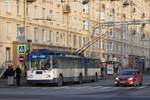 Trolleybus 1133 der Linie 45 fährt  Zum Park  in St. Petersburg, hinter dem Haus der Sowjets (Дом Советов), am 05.11.2017