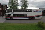 Ein Scania Doppeldecker-berlandlinienbus, der auch Postgut und kleines Stckgut befrdert. Im Juni 2008 am Bahnhof in Gllivare/Schweden gesehen.