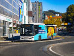 Maribor. Durch einen größeren Austausch an älteren Bussen, sind nun immer mehr Iveco-Busse in Maribor, der zweitgrößten Stadt Sloweniens unterwegs. Ein Iveco Streetway von Marprom, biegt hier soeben am 07.10.2024 als Linie 2 nach Betnavska in die Ulica heroja Bračiča ein.